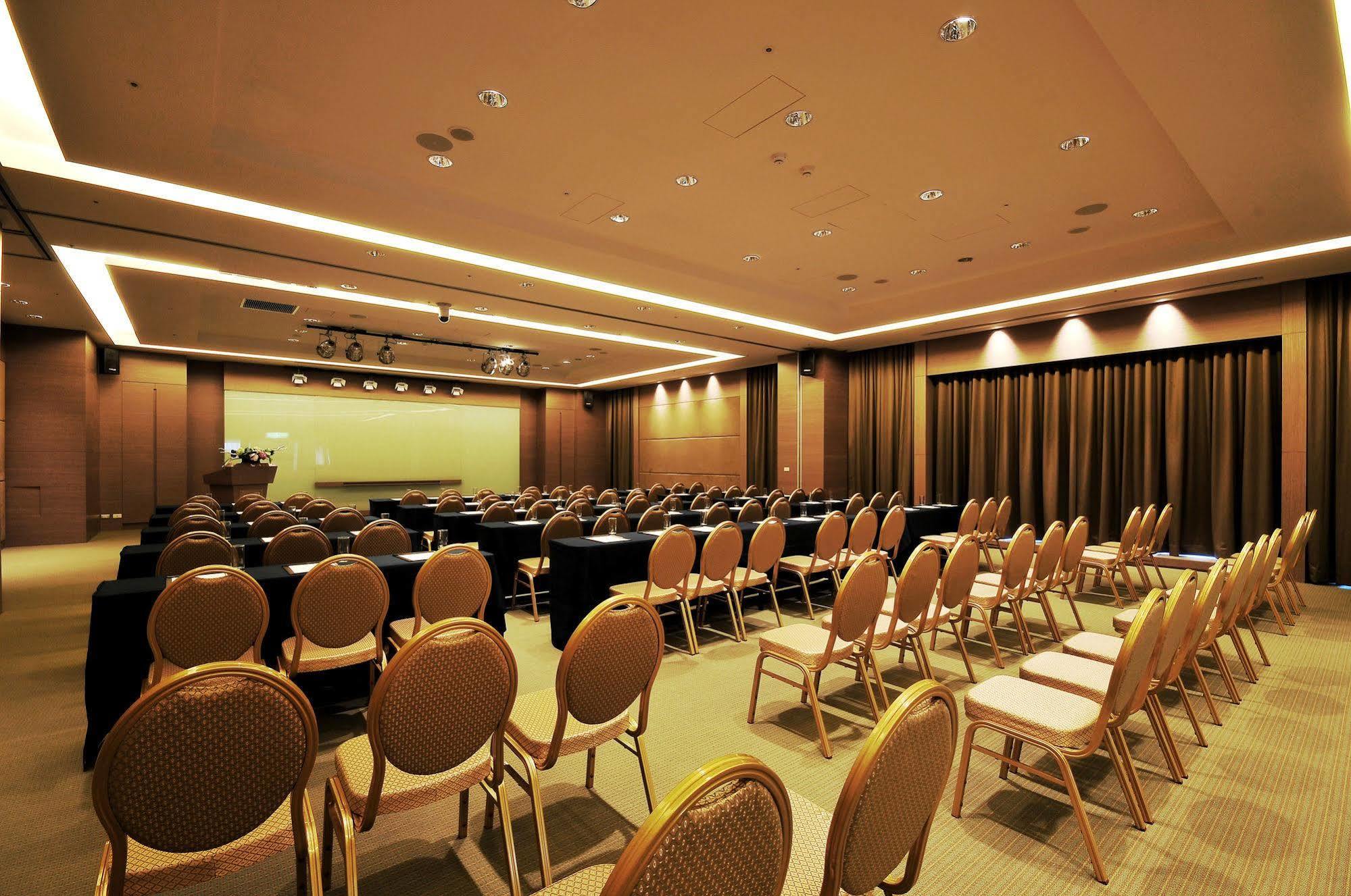 Academy Hotel Тайнань Экстерьер фото