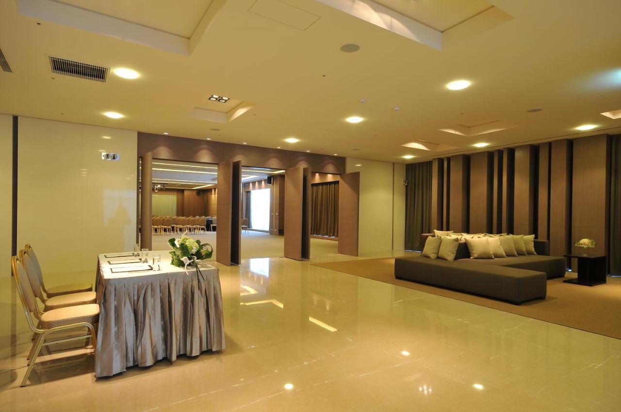 Academy Hotel Тайнань Экстерьер фото